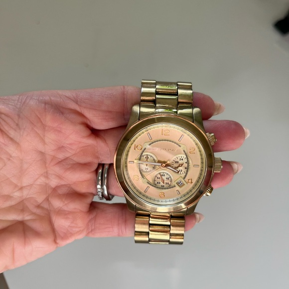 MK Gold Oversized Runway - Picture 1 of 4